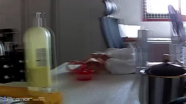 家庭摄像头破解强开偷拍高颜值性感身材坚挺美乳妹子刚洗完澡出浴裸身擦润肤液还是一个无毛逼很骚气